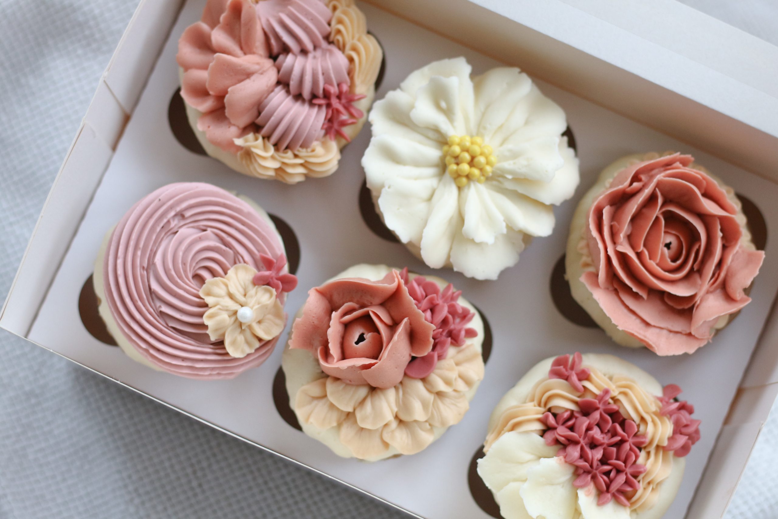 Box of 6 Floral Cupcakes 4