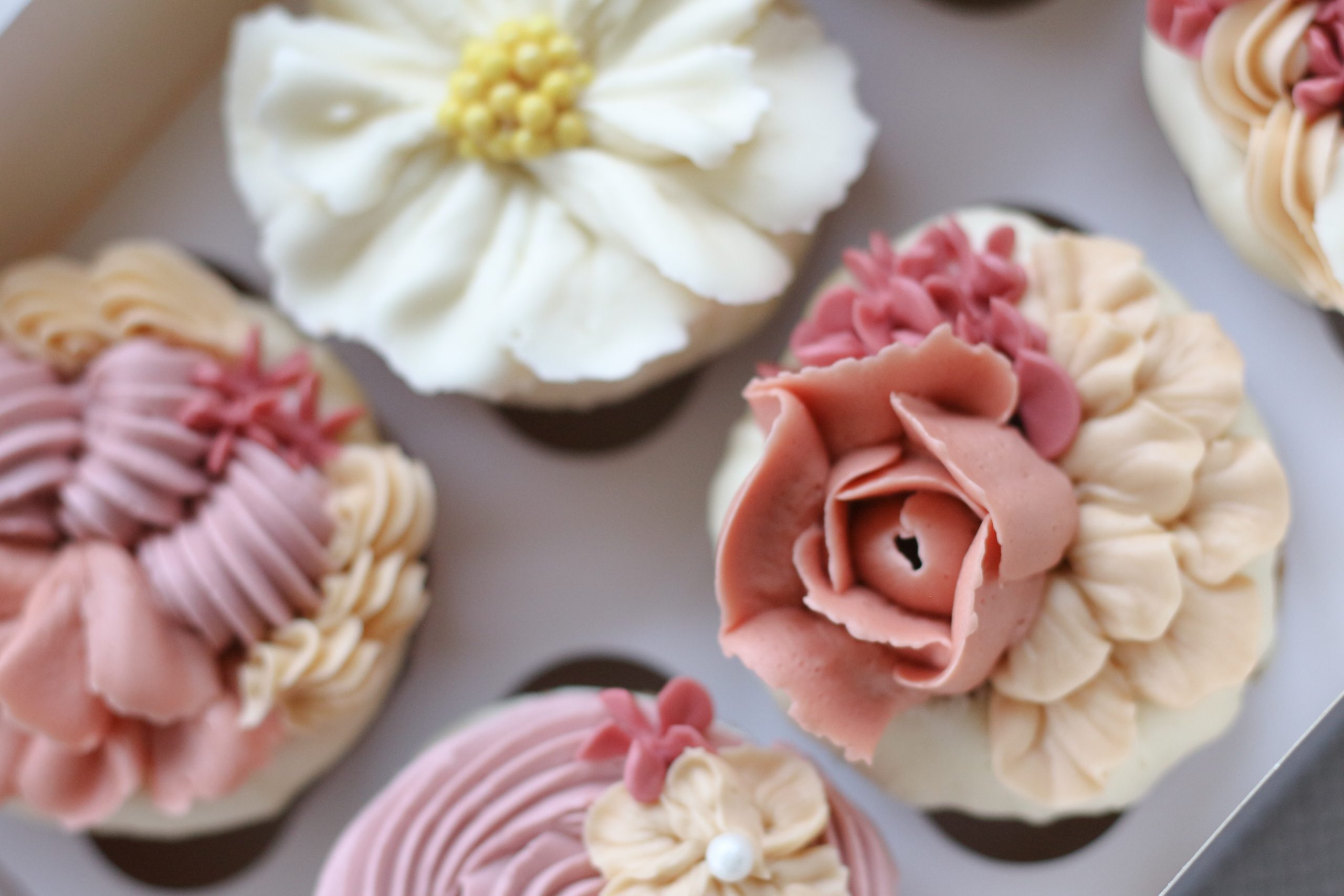 Box of 6 Floral Cupcakes 3